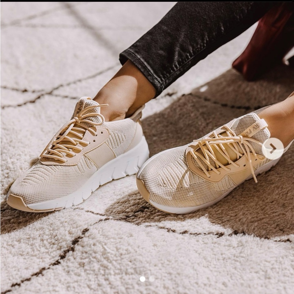 Women’s beige av•re sneakers